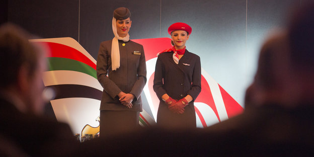 Eine Stewardess von Air Berlin steht neben ihrer Kollegin von Etihad Airways bei einer Pressekonferenz