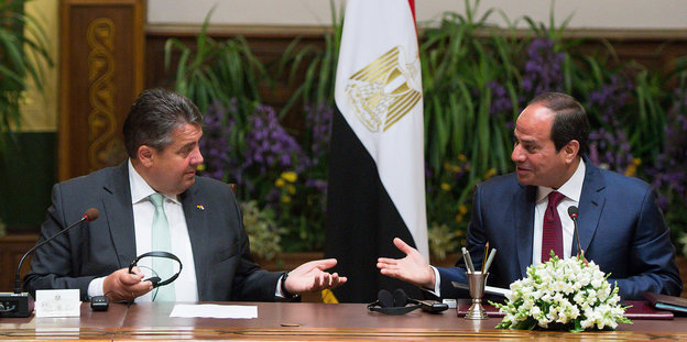 Gabriel und al-Sisi an einem Tisch, im Hintergrund eine ägyptische Flagge