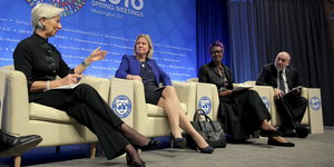 IWF-Chefin Christine Lagarde, die schwedische Finanzministerin Magdalena Andersson, die Geschäftsführerin von Oxfam, Winnie Byanyima, und Ökonom Joseph Stiglitz bei der Frühjahrstagung von IWF und Weltbank in Washington