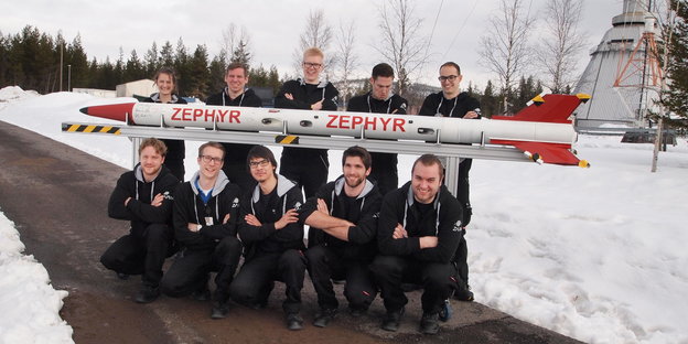 Die Mitglieder des Zephyr-Teams um Projektleiter Peter Rickmers stehen am 9. April 2016 in Kiruna (Schweden) mit ihrer Rakete auf einem Weg