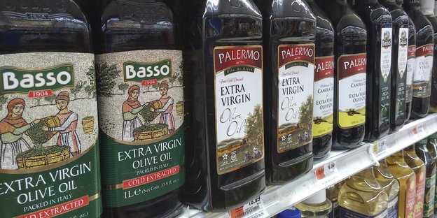 Olivenölflaschen in einem Supermarktregal