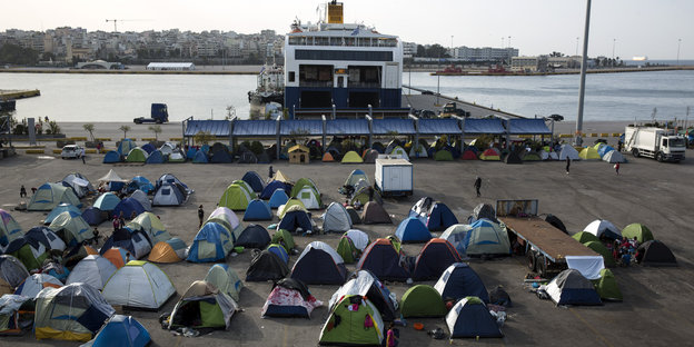 Zelte stehen in der Hafenanlage von Piräus