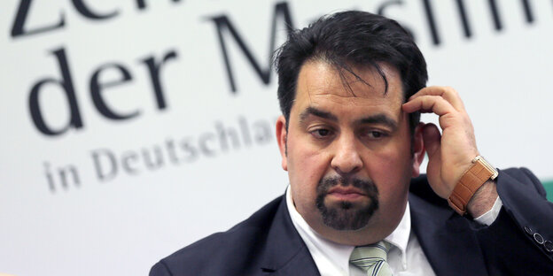 Der Vorsitzende des Zentralrats der Muslime in Deutschland, Aiman Mazyek, krazt sich am Kopf