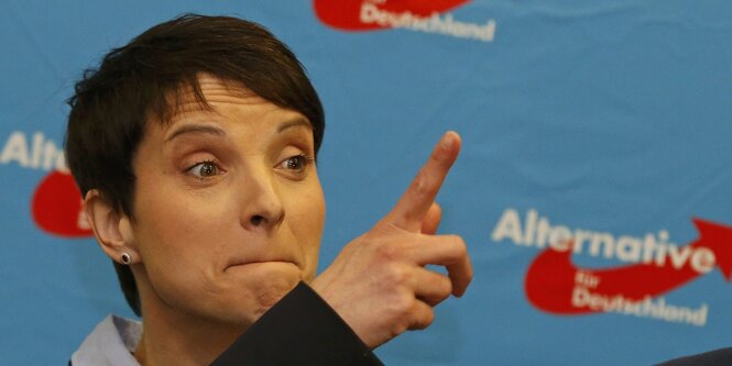 Frauke Petry zieht eine Grimasse und zeigt mit dem Finger