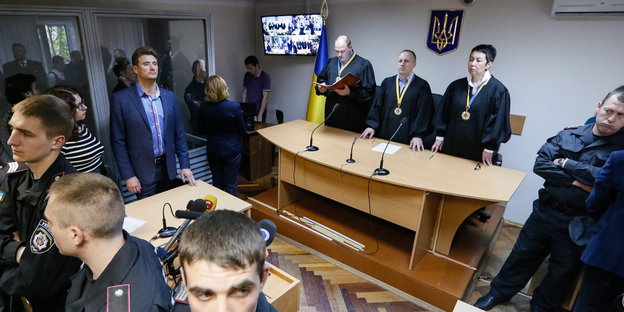 Drei Richter verlesen das Urteil über die mutmaßlichen russischen Soldaten Alexander Alexandrow und Jewgenij Jerofejew (nicht im Bild) in Kiew, Ukraine, am 18. April 2016