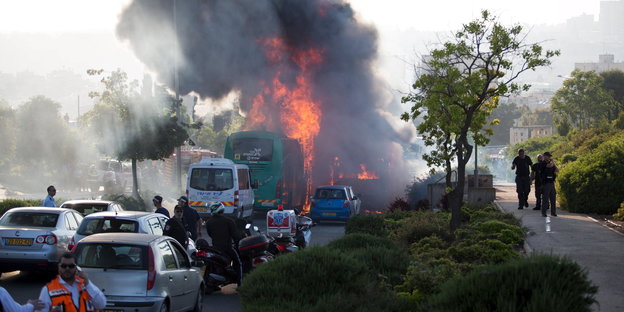Flammen und Rauch steigen aus dem brennenden Bus in Jerusalem am 18. April 2016