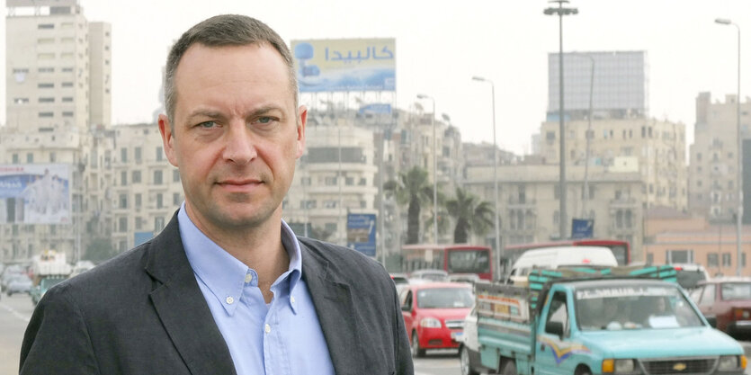 Porträt Volker Schwenck, im Hintergrund eine Straße