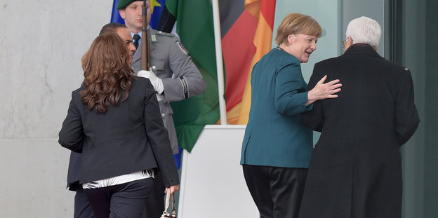 Merkel und Abbas auf dem roten Teppich
