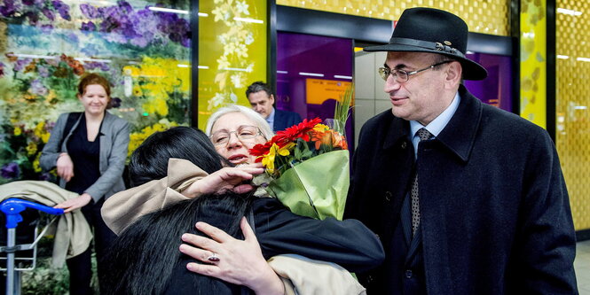 Leila und Arif Junus werden von ihrer Tochter Dinara am Amsterdamer Flughafen Schiphol begrüßt