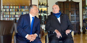 Viktor Orban und Helmut Kohl, sitzend