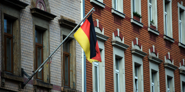 Deutschlandfahne an einem Wohnhaus