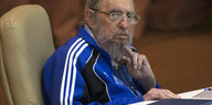 Ein alter Mann mit Brille und Trainingsjacke. Es ist Fidel Castro