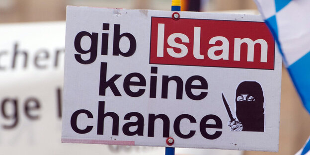 Ein Schild mit der Aufschrift "Gib Islam keine Chance"