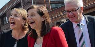 Simone Peter, Kathrin Göring-Eckardt und Winfried Kretschmann lachen