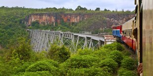 Ein Zug fährt auf die berühmte Gokteik-Brücke