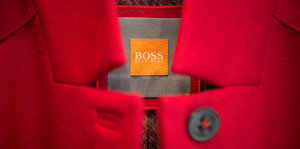 Ein pinker Damenmantel der Marke Boss