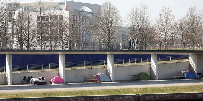 Obdachlose haben ihre Zelte am Spreeufer aufgebaut.