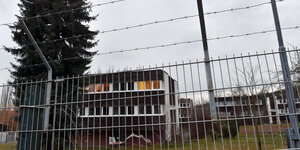 Die Erstaufnahmeeinrichtung in Chemnitz-Einsiedel hinter einem Zaun