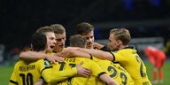 Mehrere Dortmund-Spieler umarmen sich