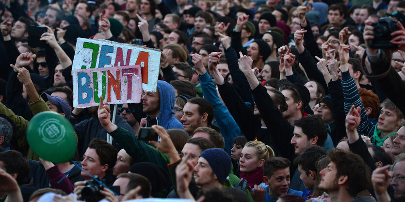 Demonstranten mit Schildern. Auf einem steht „Jena bunt“