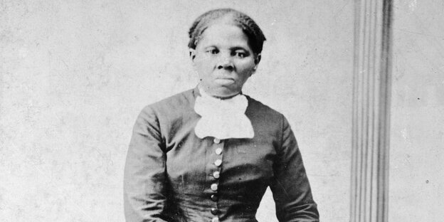 Ein Schwarz-Weiß-Porträt der schwarzen Freiheitskämpferin Harriet Tubman, aufgenommen zwischen 1860 und 1875