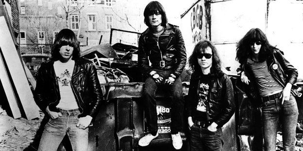 Eine schwarz-weiß-Aufnahme der Ramones mit unbekanntem Datum