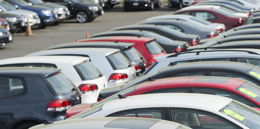 Viele Autos stehen nebeneinander