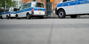 Drei Polizeiautos stehen vor der Wache in Hannover