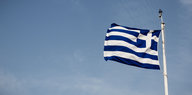 Die griechische Flagge weht im Wind