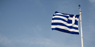 Die griechische Flagge weht im Wind