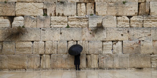 Mann vor der Klagemauer in Jerusalem