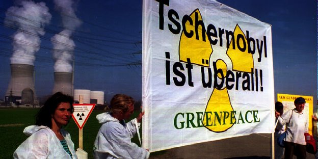 DemonstrantInnen mit einem Tschernobyl-Protestplakat