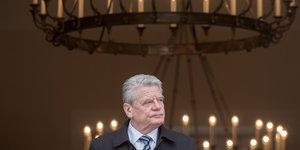 Ein Mann mit kurzen grauen Haaren. Es ist Joachim Gauck