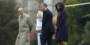Das Ehepaar Obama spaziert mit Queen Elizabeth und Prinz Philipp