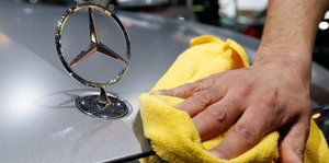 Ein Dieselfahrzeug von Daimler wird für eine Auto-Ausstellung in Brüssel auf Hochglanz poliert.