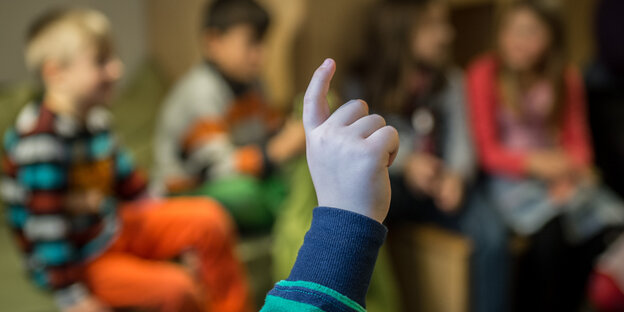 Kinderhand meldet sich in Klasse
