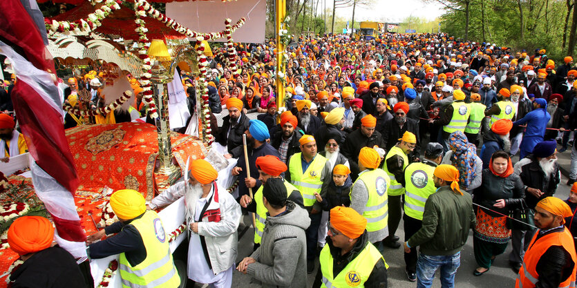 Farbenfroher Demonstrationszug