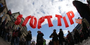 Menschen halten Ballons hoch, die Schriftzug „Stop TTIP“ ergeben