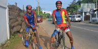 Zwei Rennradfahrer mit jeweils einer Beinprothese