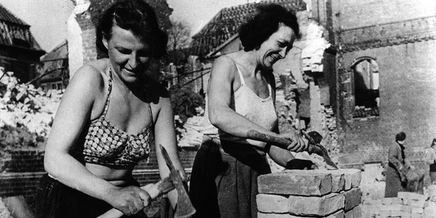 Schwarzweiß-Foto, Frauen beim Steineklopfen