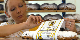 Eine Bäckerin schaut auf einen Stollen