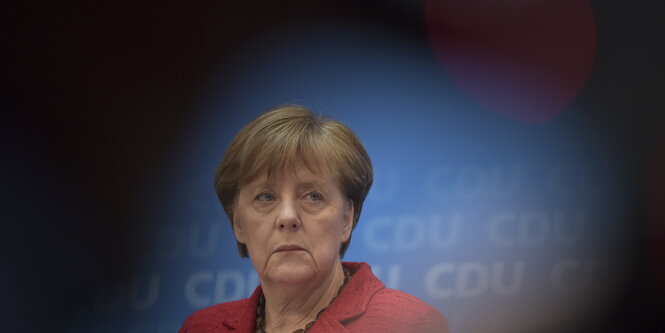 Angela Merkel vor blauem Hintergrund