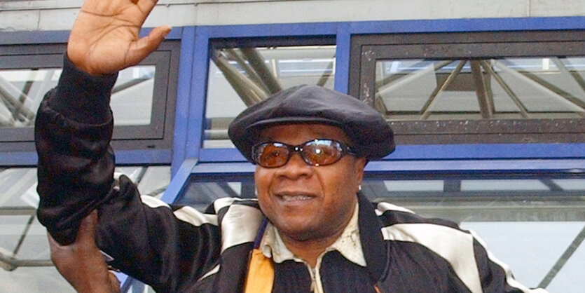 Papa Wemba winkt von der Bühne