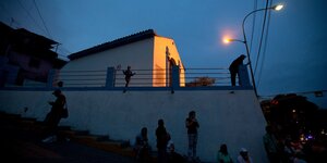 Ein dunkles Stadtviertel in Venezuela. Auf dem Bild ist nur eine kleine leuchtende Lampe zu sehen