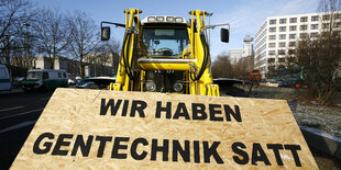 Trecker mit einem Schild: Wir haben Gentechnik satt