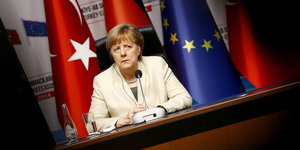 Porträt Merkel mit schiefgehaltener Kamera