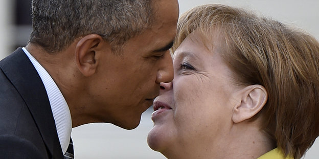 Obamas und Merkels Gesichter kommen sich zur Begrüßung ganz nah