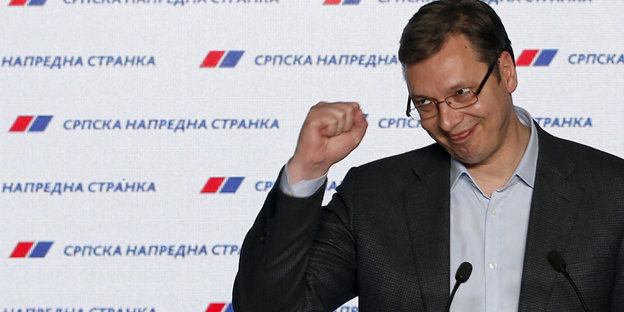 Serbiens Regierungschef Alexander Vucic macht eine Siegerfaust