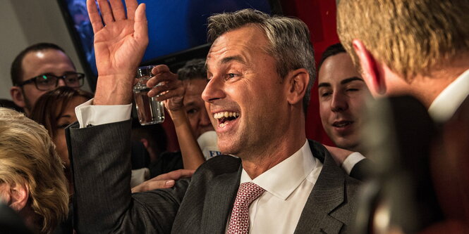 Norbert Hofer hebt die Hand und lächelt