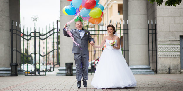 Ein Brautpaar mit bunten Ballons